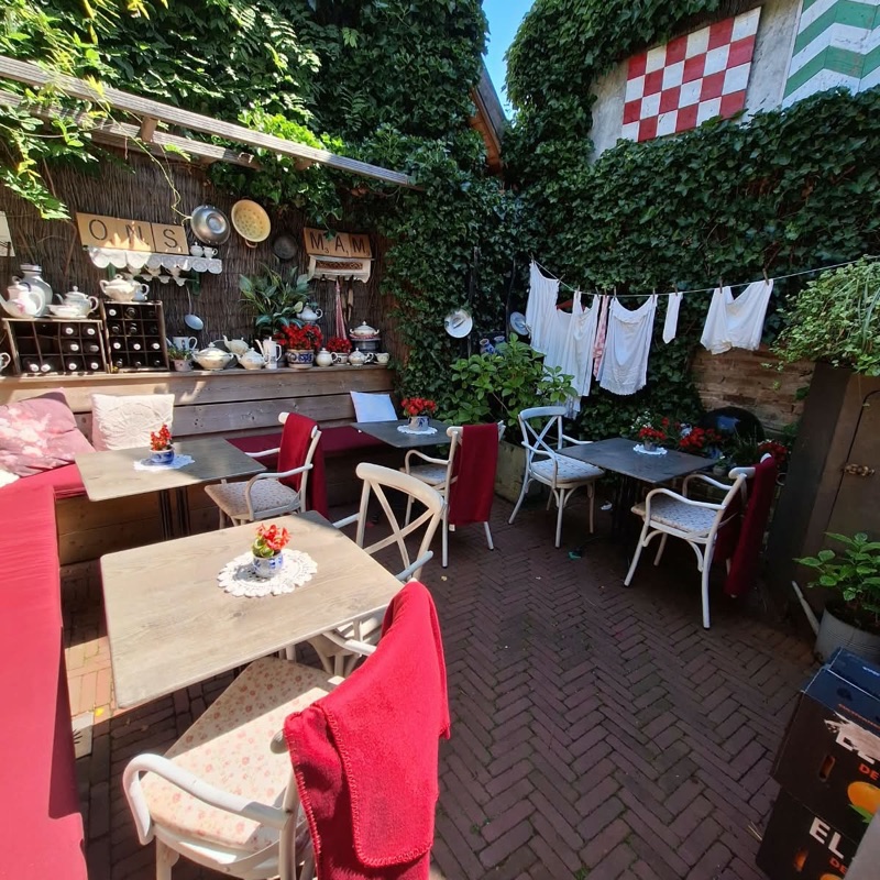 Het terras van Ons Mam in Naaldwijk